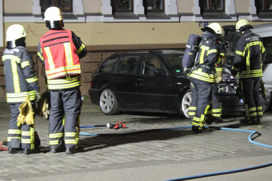 Leipzig: Brennender BMW in Leipzig: Verdacht auf Brandstiftung