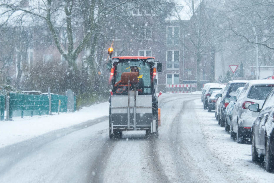 Ein Fahrzeug der Stadtreiningung räumt den Schnee von der Straße.