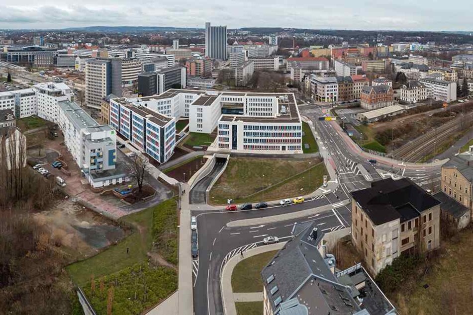 Die Brücke am Dresdner Platz: Vor vier Jahren wurde das 25 Millionen Euro teure Bauwerk eröffnet. Links soll der Innenstadtring angefügt werden. Aber das Straßenprojekt kommt nicht voran.