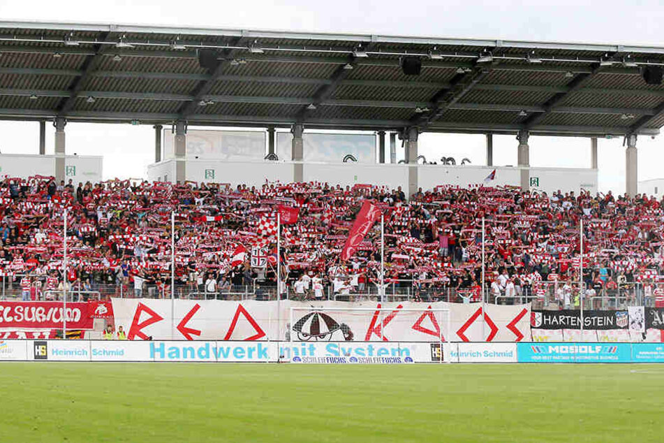 Alles in Ordnung: Die FSV-Fans dürfen ihre Red Kaos-Fahne wieder in allen - auch den bayrischen - Stadien aufhängen.