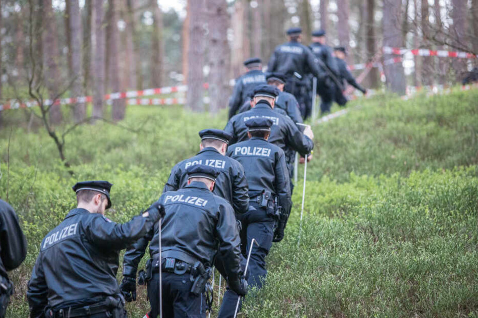Beamte der Polizei durchkämmen das Gelände.