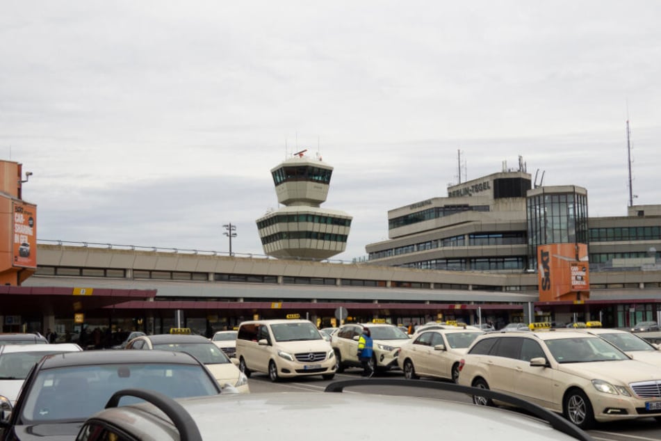 Taxis stehen am Flughafen Tegel.