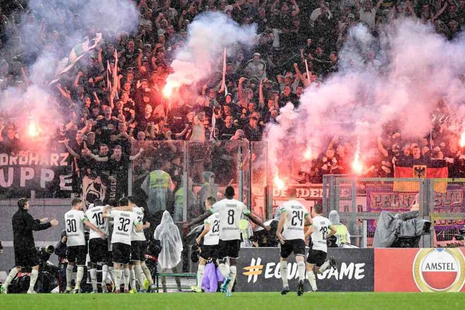 Die Spieler von Gladbach feiern den 1:1-Ausgleich durch Lars Stindl in der Nachspielzeit.
