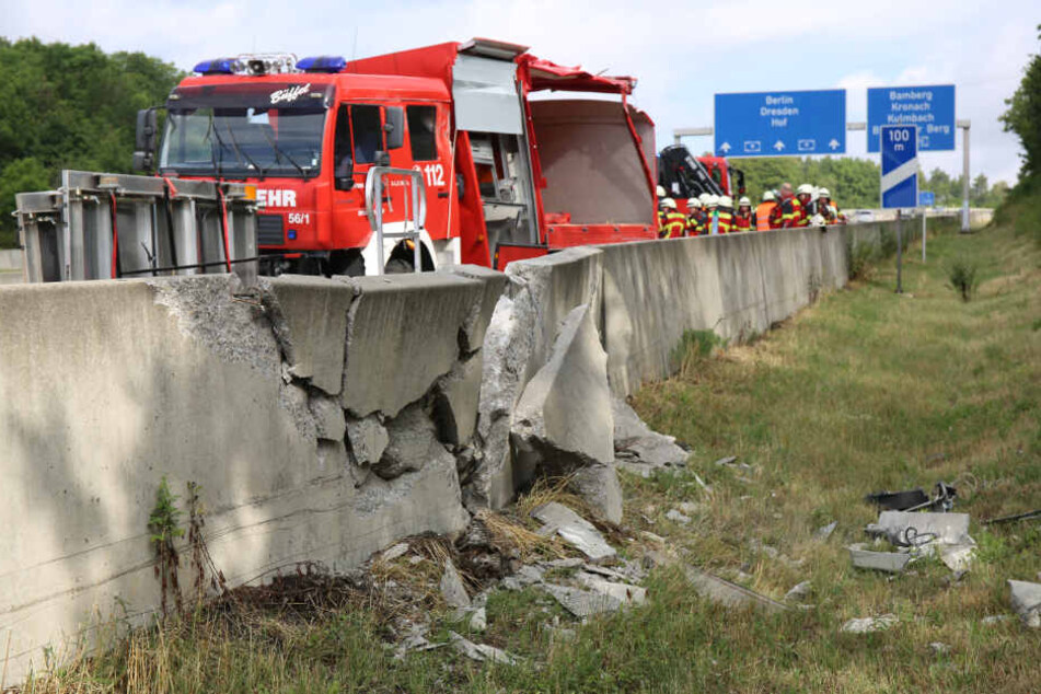 Die Betonleitplanke wurde durch die Wucht des Aufpralls zerstört.