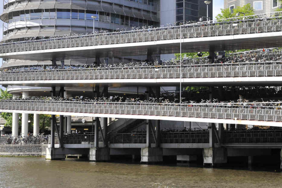 Eines der größten Fahrradparkhäuser der Welt steht am Amsterdamer Hauptbahnhof.