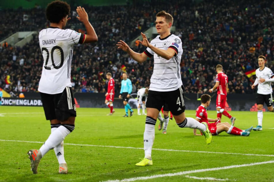 Matthias Ginter bedankt sich bei Serge Gnabry (l.) für die Vorlage zum 1:0.