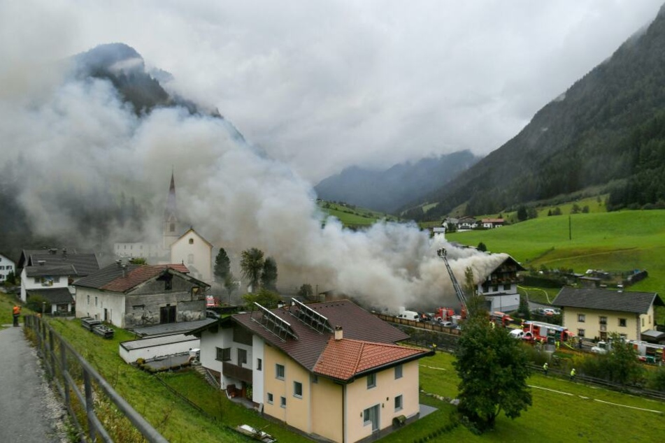 Eine Rauchwolke steigt über dem Gebäude in St. Jodok auf.