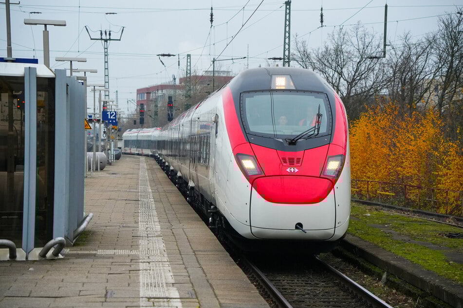 Der Einsatz der SBB-Giruno-Triebzüge (Baureihe RABe 501) zwischen Hamburg und Basel läuft bislang nicht rund. Vorübergehend muss die Deutsche Bahn mit ihrer Flotte aushelfen.