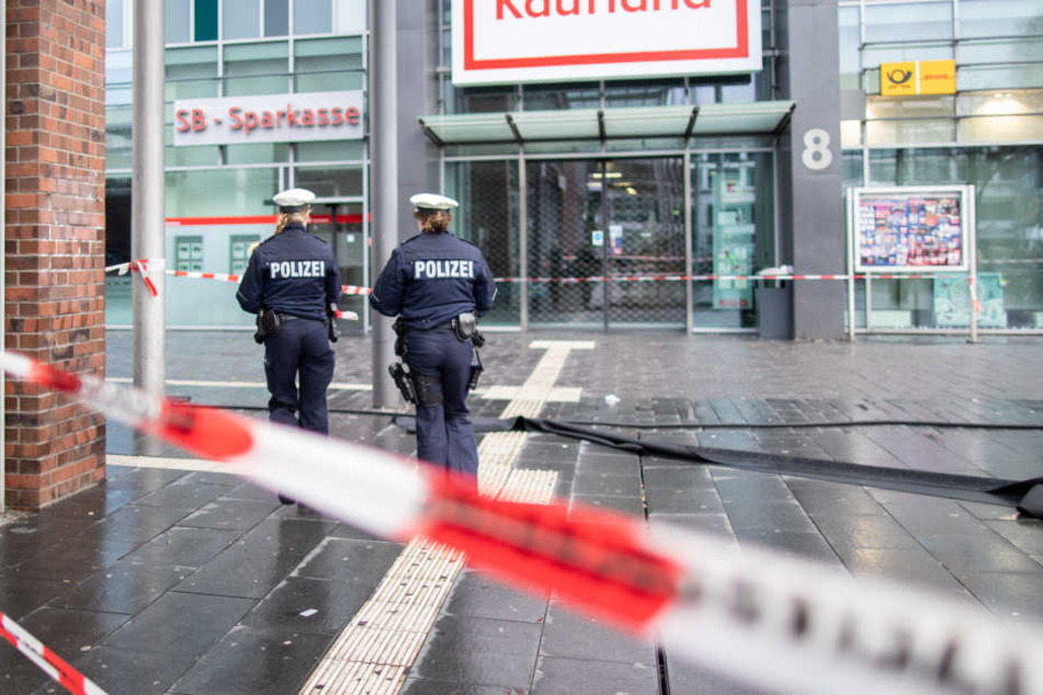 Ein Autofahrer hatte hier in der Silvesternacht seinen Wagen gezielt in eine Fußgängergruppe gesteuert und mehrere Menschen verletzt.