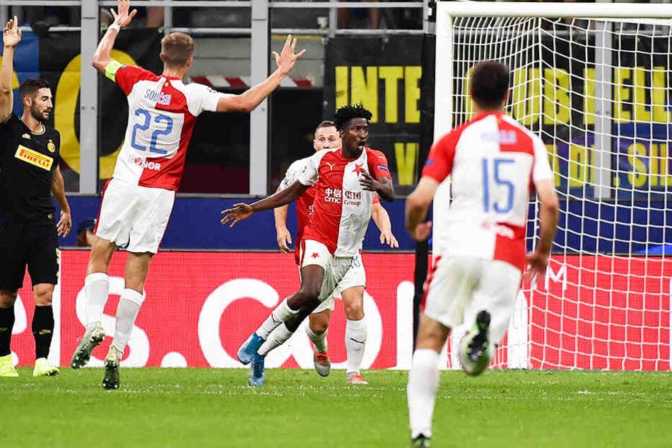 Prags Stürmer Peter Olayinka rastet nach seinem Treffer zum 1:0 für Slavia geradezu aus.