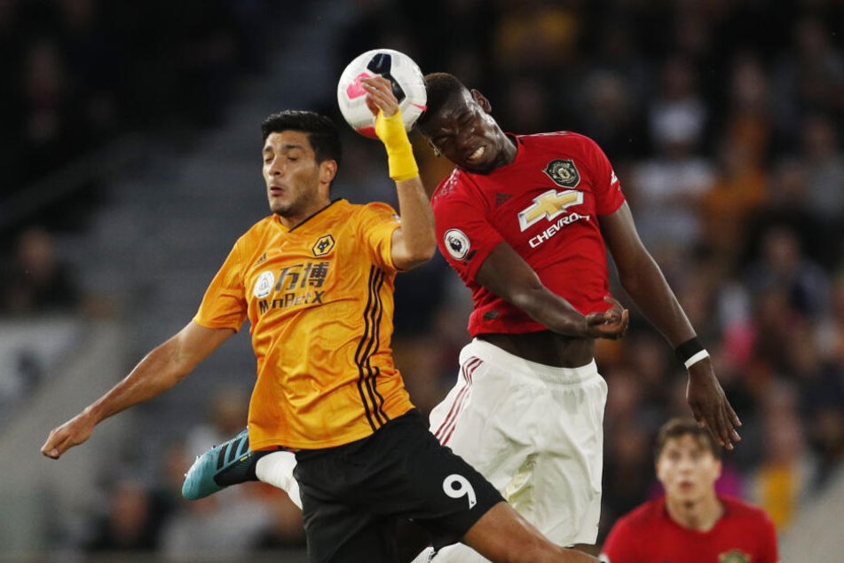 Paul Pogba im Kopfballduell gegen Wolverhamptons Raul Jimenez.