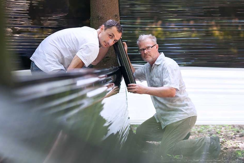 Künstler Glenn West (44, r.) und Helfer Archil Kazarashvili (32) ziehen die letzten Bahnen des Labyrinths ein.