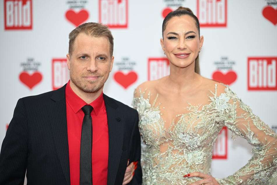 Das Model wurde auch als Frau an der Seite von Comedian Oliver Pocher bekannt. Knapp drei Jahre lang waren sie ein Paar. Noch heute zeigen sie sich zusammen auf Roten Teppichen.