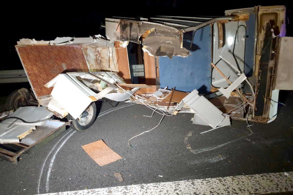 Schwerer Unfall auf A2: Lkw zertrümmert Wohnanhänger