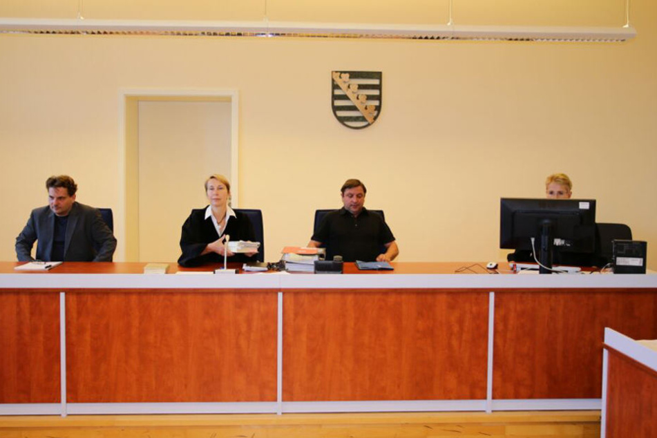 Gleich zu Beginn am Montag lehnte die Verteidigung von K. die Vorsitzende Richterin Ute Fritsch (2. v. l.) wegen der Besorgnis der Befangenheit ab. Die Anklage konnte daraufhin nicht verlesen werden, der Prozess wurde unterbrochen.