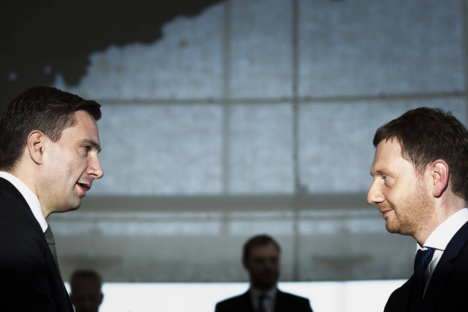 Regierungs-Chef Michael Kretschmer (43, CDU, r.) ist erst seit Dezember im Amt. Jetzt knirscht es heftig in der CDU/SPD-Koalition. Vize-Ministerpräsident Martin Dulig (44, SPD) hat sich deutlich gegen ihn gestellt.