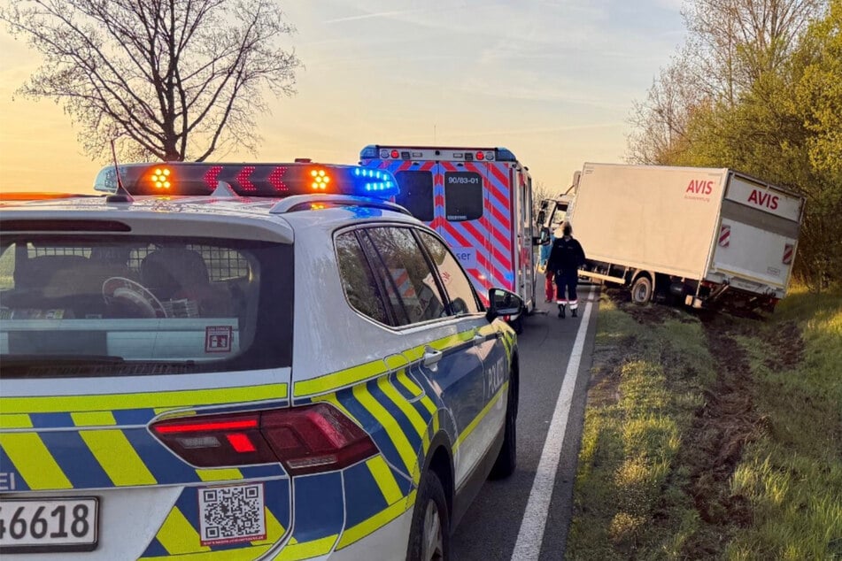Der Sattelzug musste aus dem Graben geholt und abgeschleppt werden.