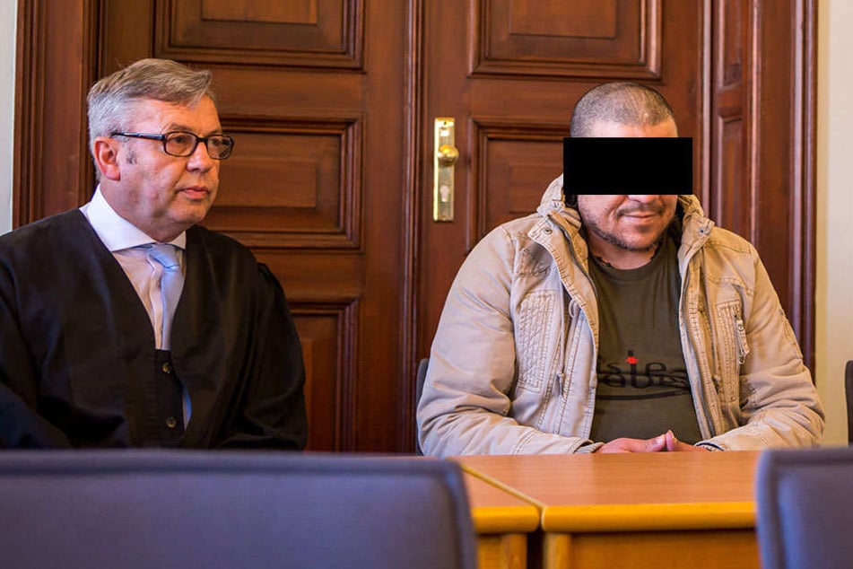 Tötete und zerstückelte zwei Landsleute: Faouzi A. (38, r.) aus Tunesien, hier mit seinem Verteidiger Dr. Malte Heise.