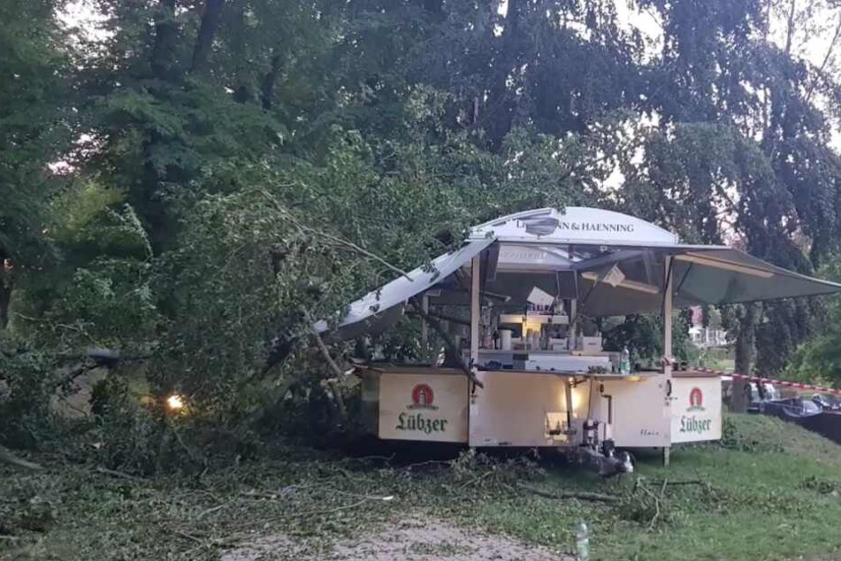 Der große Ast krachte mitten auf den Bierwagen.