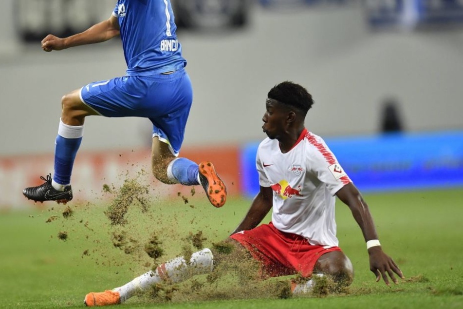 Voller Einsatz in Craiova: Nordi Mukiele, am Donnerstag als Rechtsverteidiger im Einsatz, beim Klärungsversuch vor einem gegnerischen Spieler.