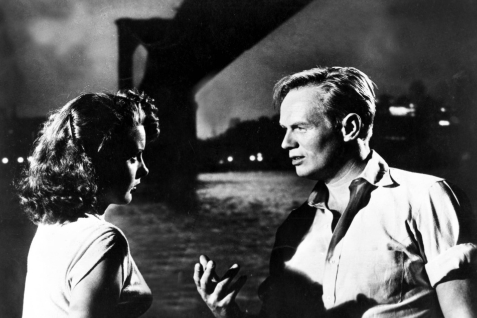 The Cold War noir Pickup on South Street stars Hollywood legend Richard Widmark (r.) as Skip McCoy and Jean Peters as Candy.