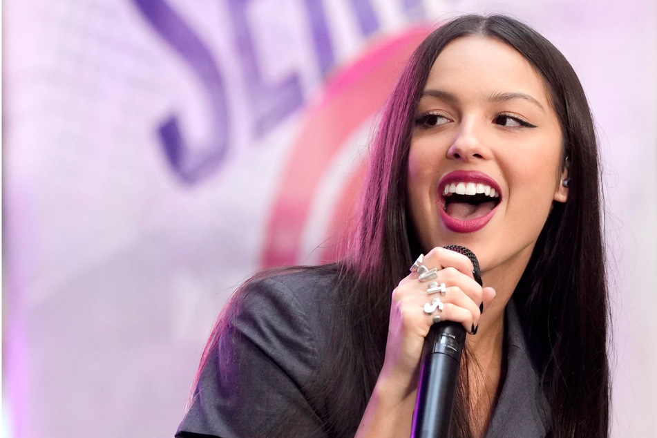 Peinlicher Bühnen-Fail: Sängerin Olivia Rodrigo stürzt während Konzert in Loch