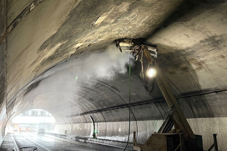 Auch die robuste Betondecke wurde stark in Mitleidenschaft gezogen.