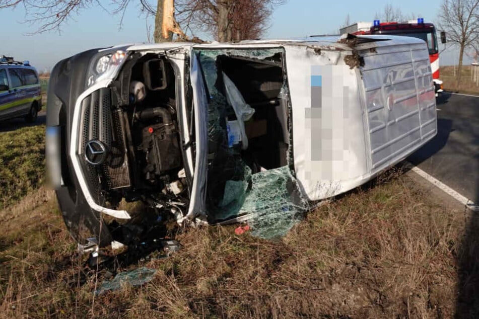 Transporter kracht in Gegenverkehr: Zwei Schwerverletzte ...