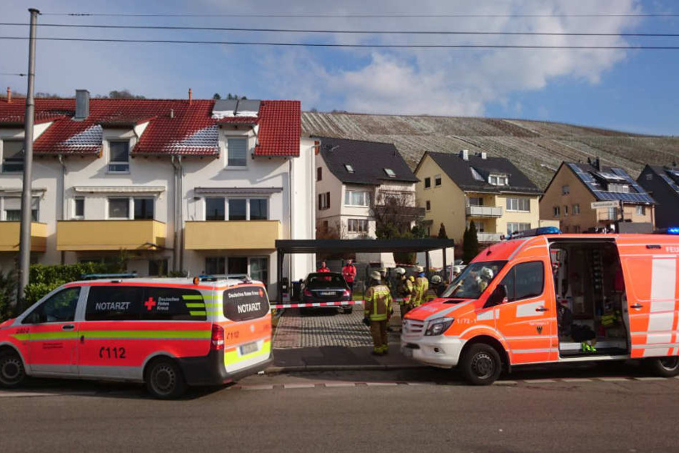 Die Einsatzkräfte haben das Gebiet um das Haus abgesperrt.