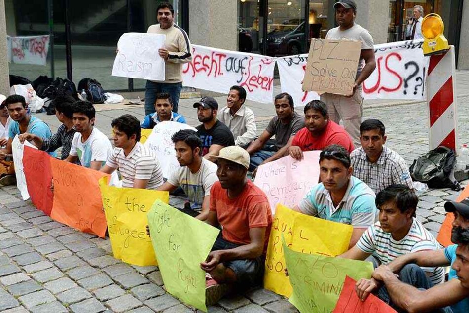 Bereits 2013 demonstrieren in Stuttgart Flüchtlinge gegen Sachleistungen statt Geld.