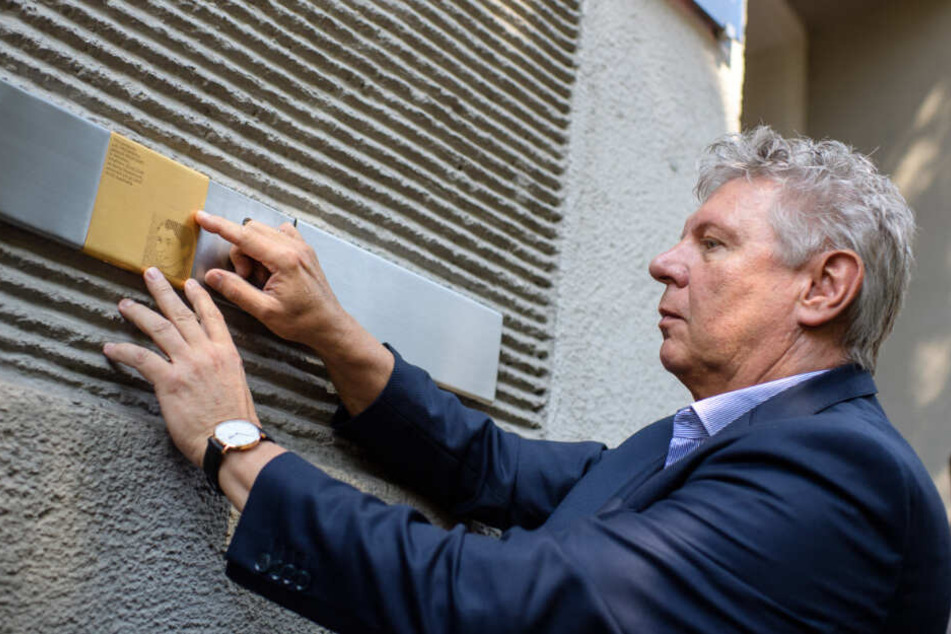 Münchens Oberbürgermeister Dieter Reiter (SPD) bei der Enthüllung der ersten Erinnerungstafeln für die Opfer des Nationalsozialismus in München 2018. (Archiv)