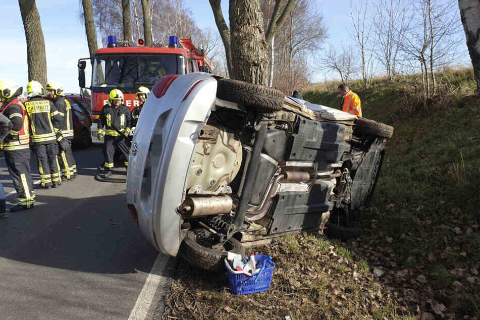 Die Fahrerin musste von der Feuerwehr befreit werden.
