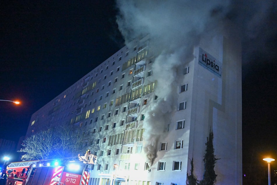 Aus der Brandwohnung drang dichter Rauch.