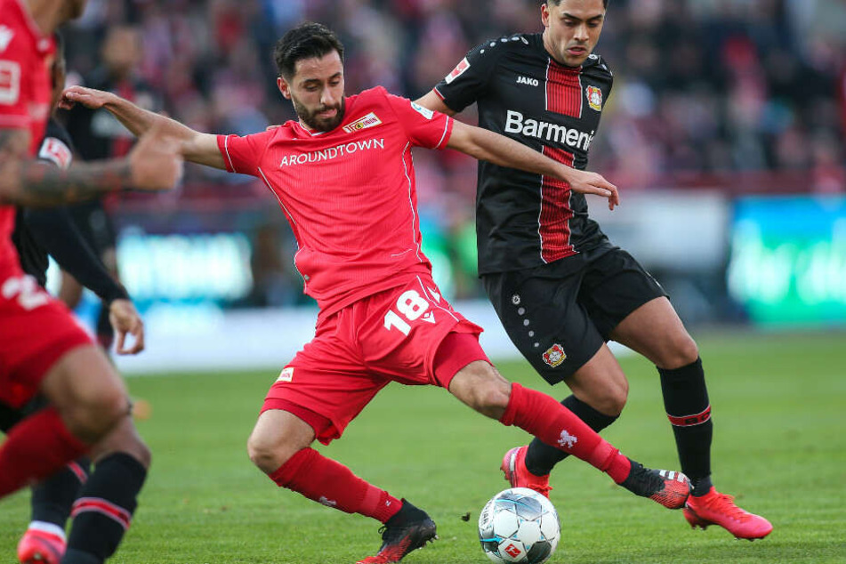 Unions Yunus Malli (l) spielt den Ball vor Nadiem Amiri von Bayer Leverkusen.