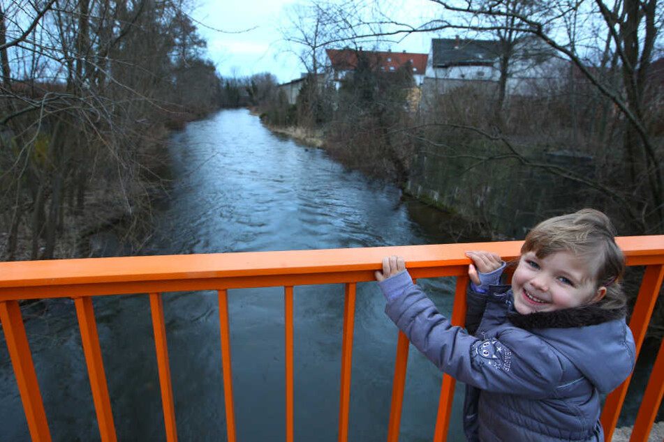 Vivien (6) schickte die Flaschenpost hier in Glauchau auf die Reise.