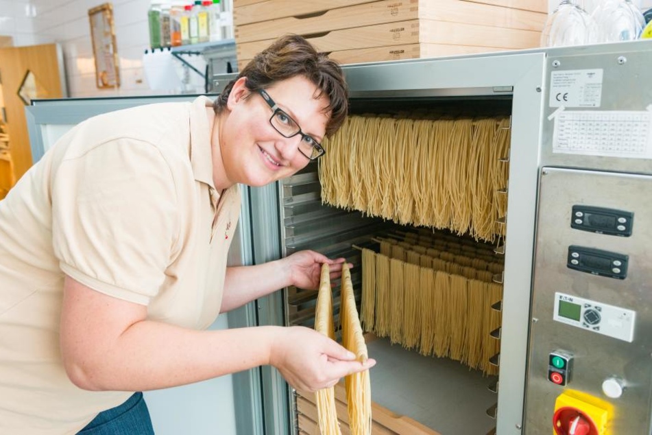 Melanie Prohl (37) hängt die Spaghetti zum Trocknen auf. Alle anderen Nudeln werden in flachen Kisten an der Luft getrocknet.