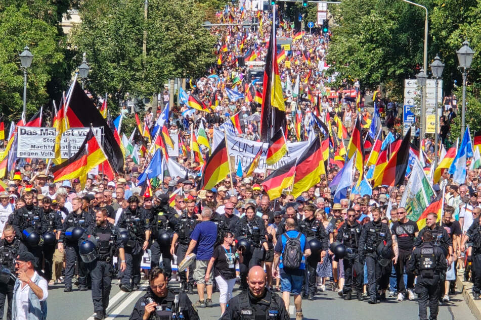 Mega-Demo gegen Bundesregierung im Vogtland: Trommler sorgen für Unterbrechungen