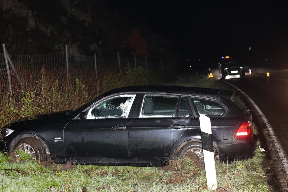 In Wuppertal geriet ein BMW auf einen Grünstreifen. Der Fahrer flüchtete einfach.