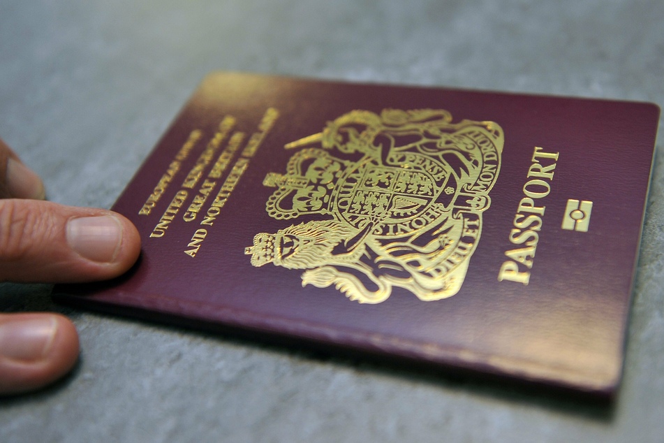 Ein britischer Reisepass liegt auf einem Tisch. Mitarbeiter einer Hamburger Drogerie haben einen mutmaßlichen Passfälscher enttarnt. (Symbolfoto)