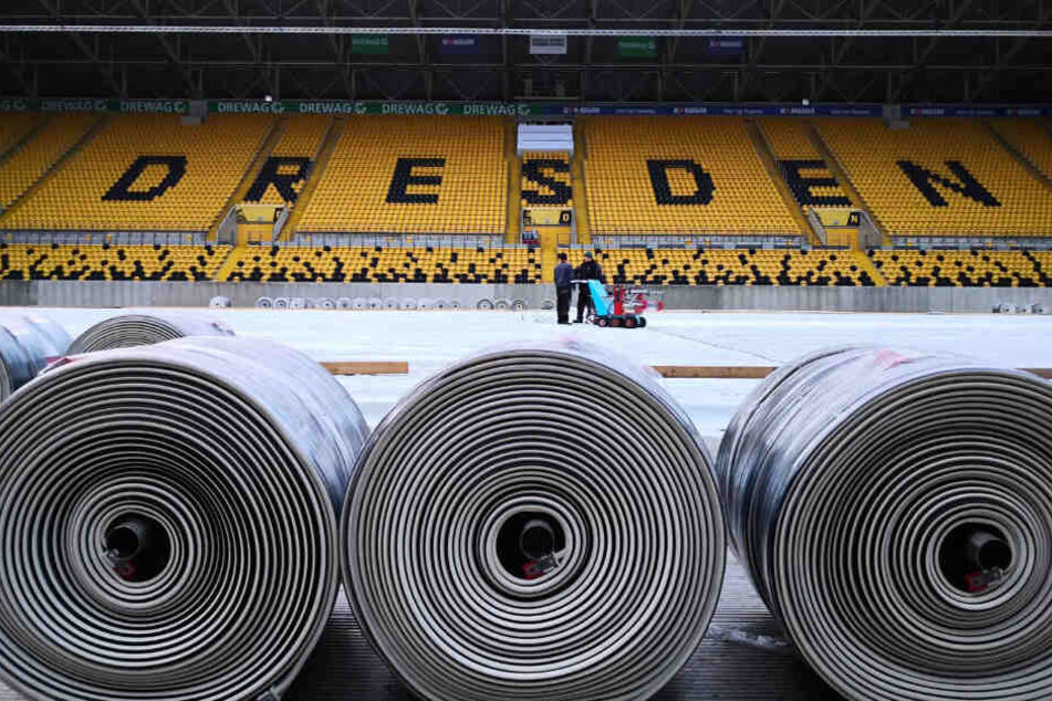 Unzählige Rollen standen bereit, um die 30 mal 60 Meter große künftige Spielfläche herzustellen.