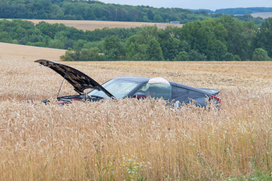 Mitten im Feld landete der 344-PS-Wagen nach dem Unfall.