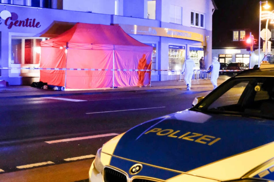 Am Tatort im Zentrum von Preussisch Oldendorf ist ein Sichtschutzzelt aufgebaut.