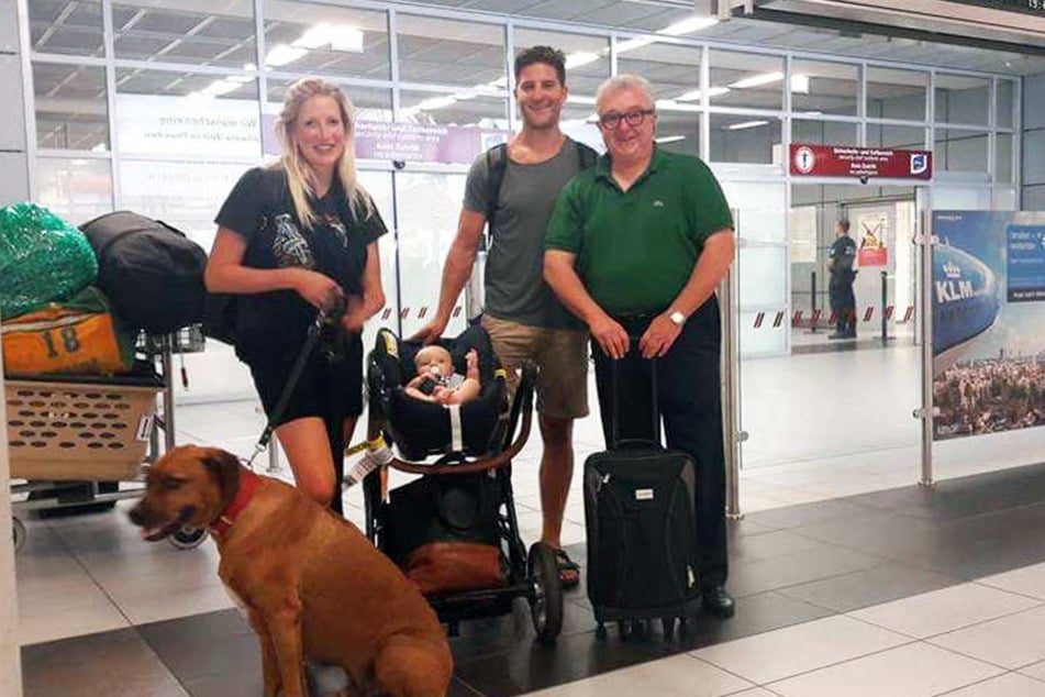 Familie Siddall bei ihrer Ankunft in Dresden mit Geschäftsführer Volker Schnabel.