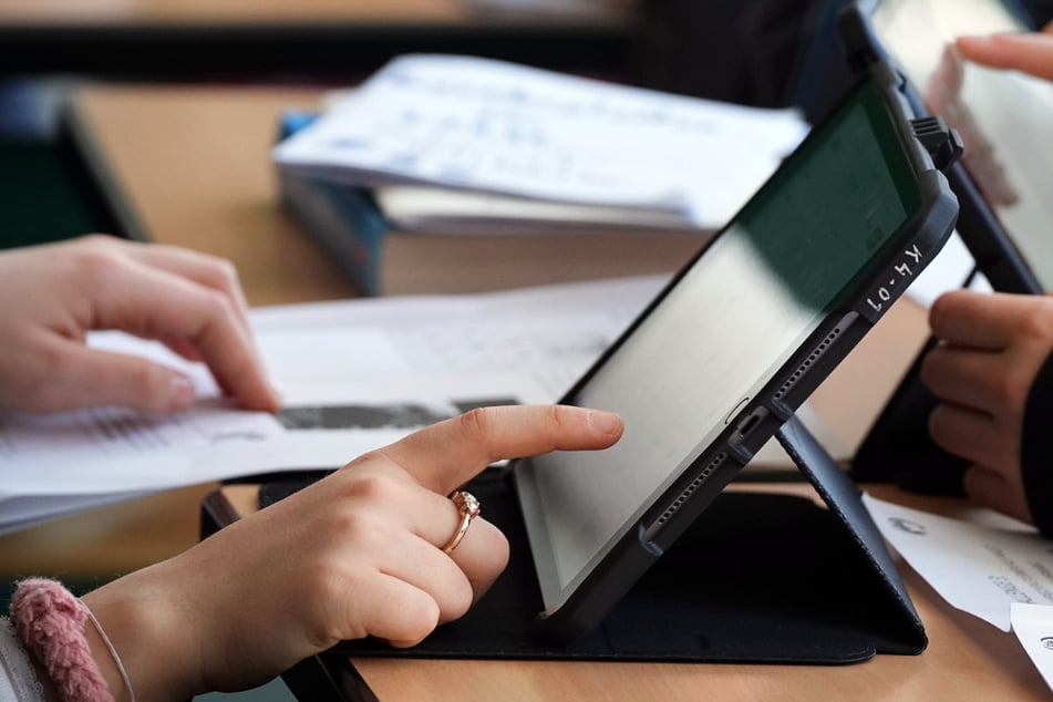 Etwa 37 Prozent der befragten Lehrer verwenden KI-Anwendungen mehrmals pro Woche, 15 Prozent sogar täglich.