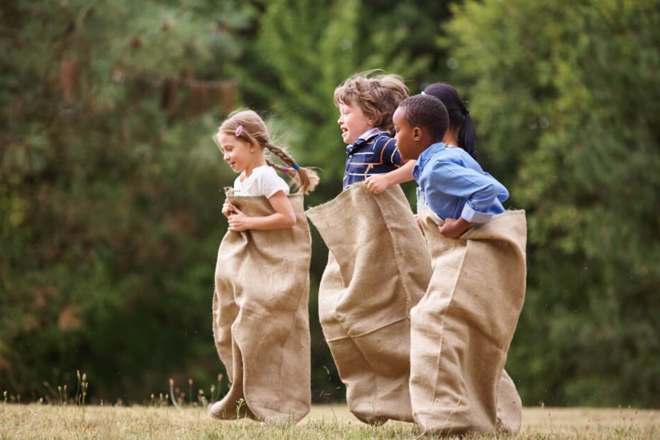 Auf Kinder-Partys vermutlich noch beliebter als Sackhüpfen: Schnitzeljagden! Und manchmal werden dabei tatsächlich verschollene Schätze ausgegraben. (Symbolbild)