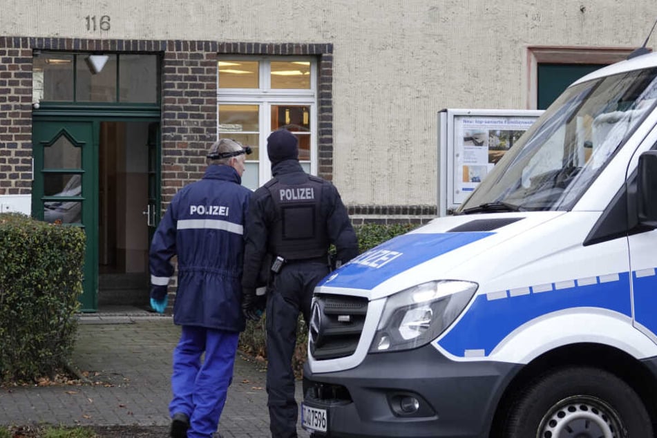 Die Polizisten durchsuchten ein Wohnhaus.