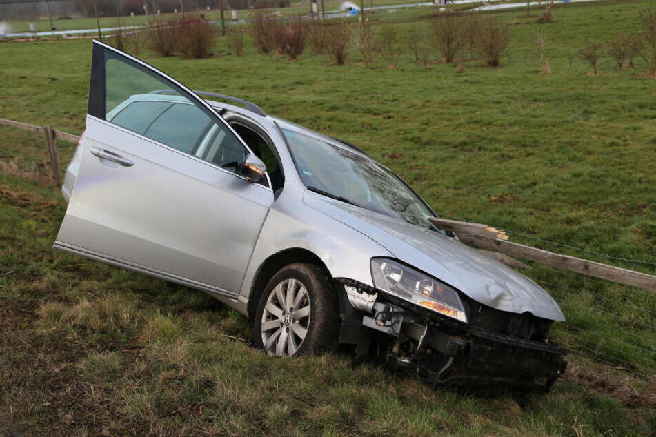 Der Fahrer kam nach einem missglückten Überholversuch von der Fahrbahn ab.
