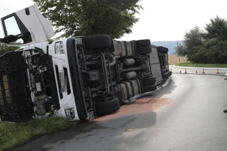 Der Sattelzug blieb nach dem Unfall auf der Seite liegen.