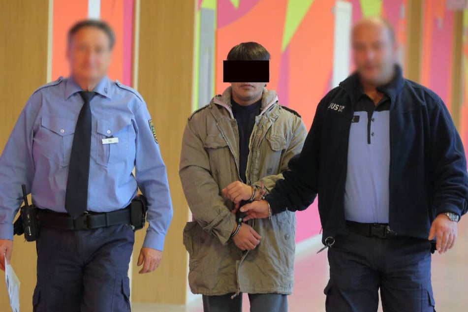 Abdullwahed K. (22) auf dem Weg zum Verhandlungssaal im Dresdner Amtsgericht.