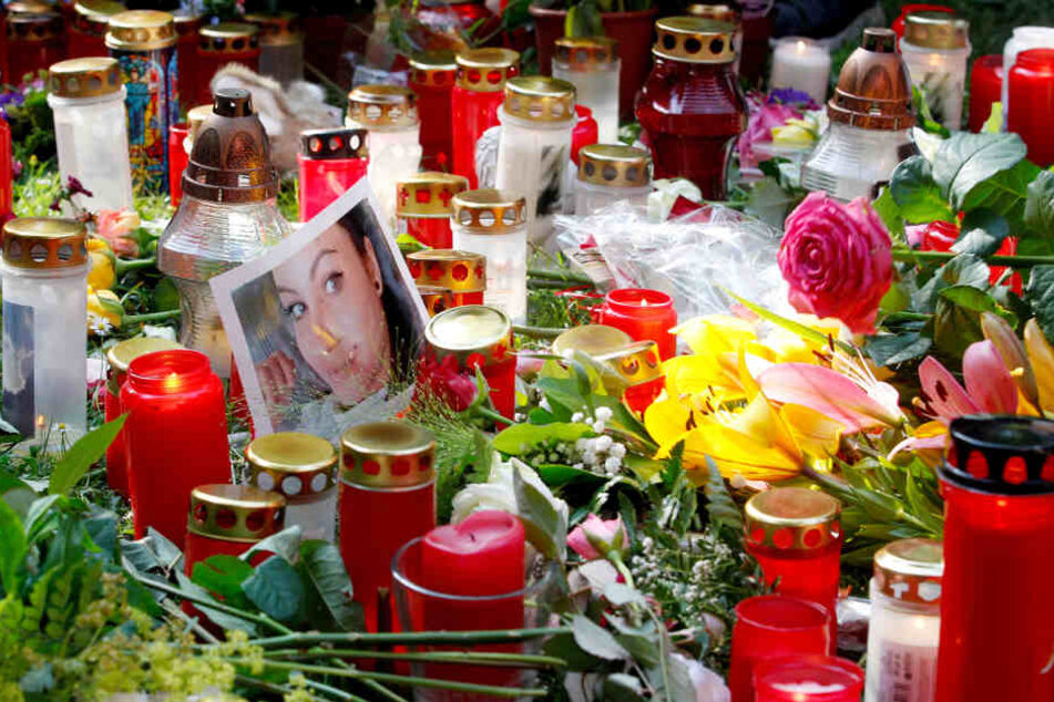 Mehrere hundert Menschen hatten nach einem Trauermarsch für das 15-jährige erstochene Viersener Mädchen Blumen und Kerzen abgelegt.